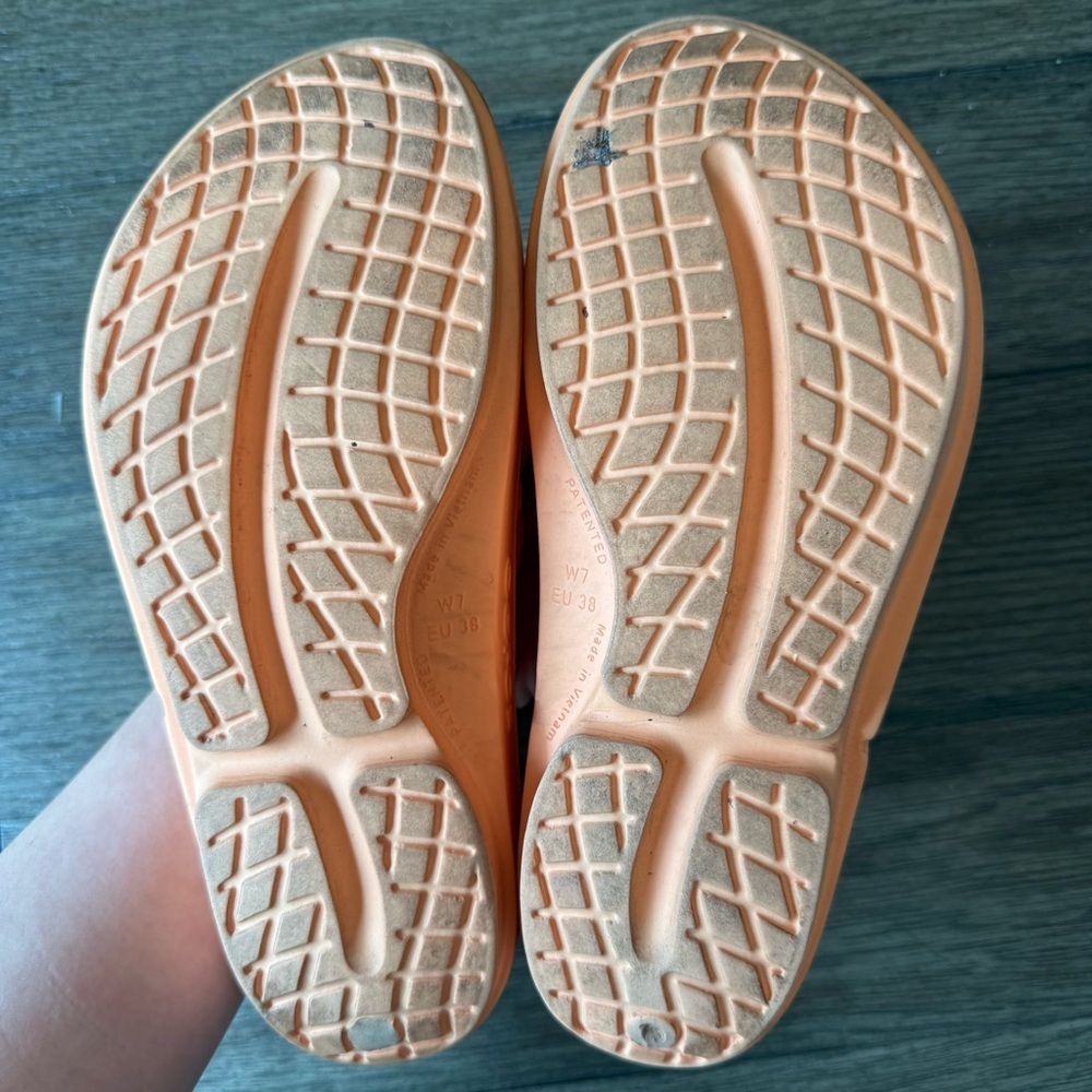 Orange oofos flip flops - Picture 4 of 4
